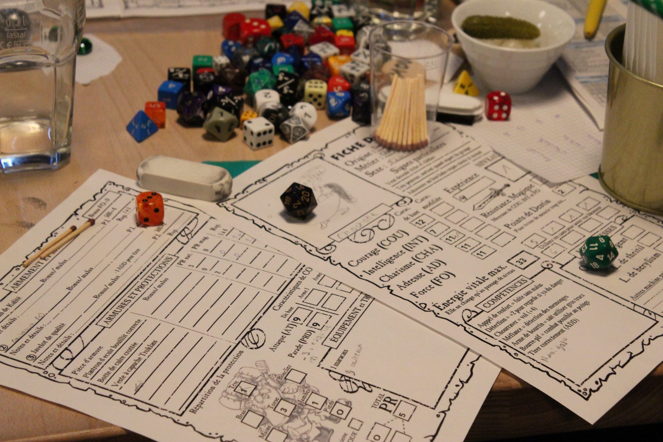 Feuilles de jeux de rôle avec des dés