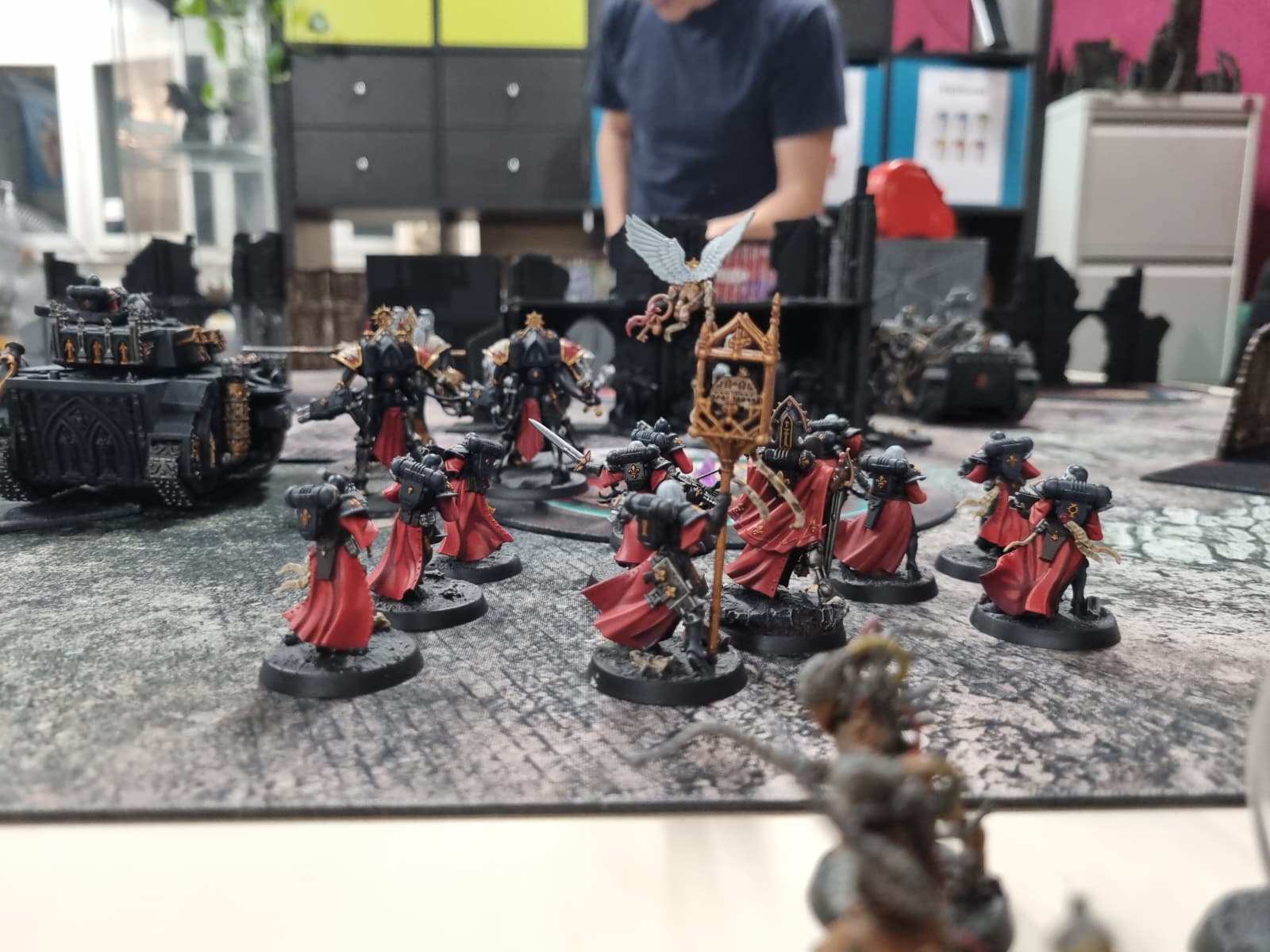 figurines de Warhammer se faisant face, prêtes à en découdre